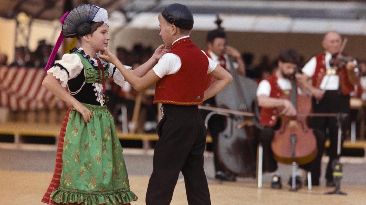 Due bambini in costume si esibiscono (1989)