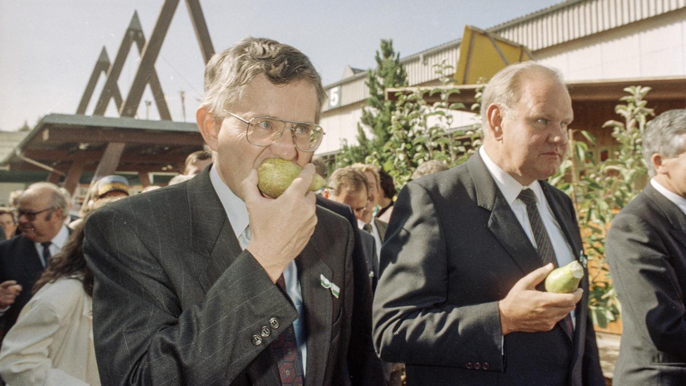 Il consigliere federale Kaspar Villiger assaggia una mela (1990)