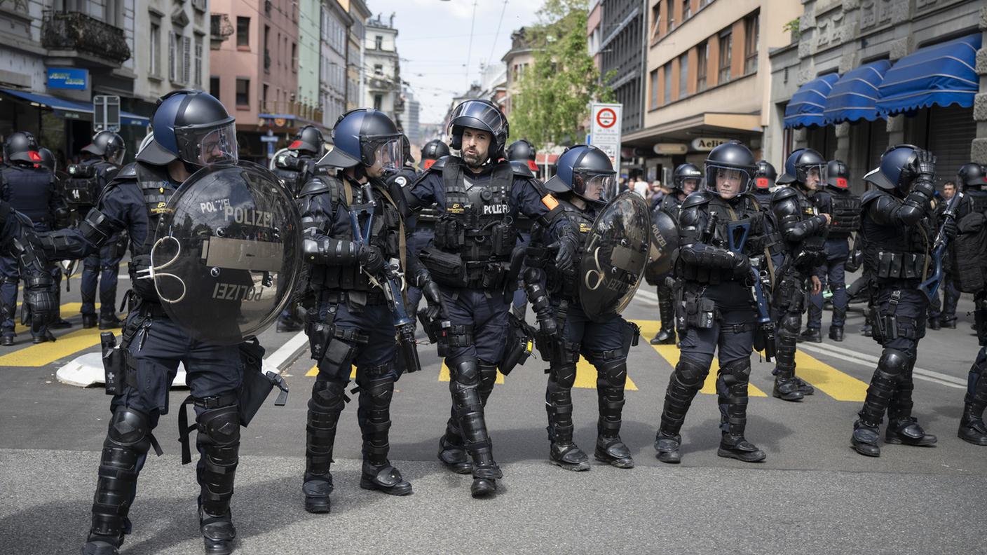 Polizia schierata a Zurigo per il 1° maggio.jpg