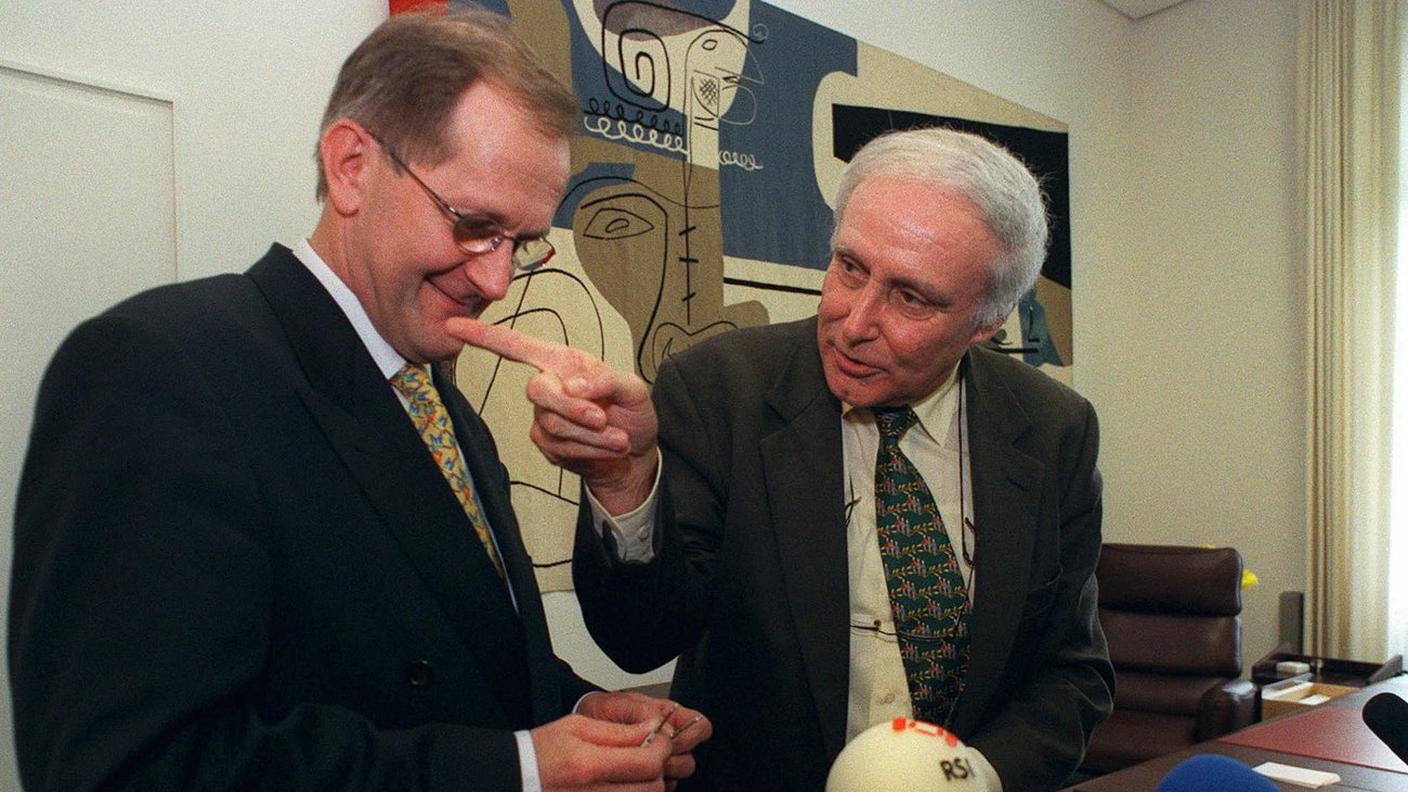 Flavio Cotti all'atto del passaggio di consegne con il suo successore al DFAE, Joseph Deiss, nel 1999