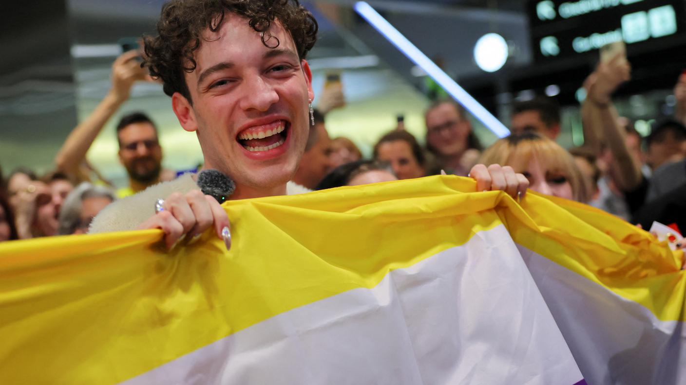 2024-05-12T210556Z_448158649_RC28P7AMETUG_RTRMADP_3_MUSIC-EUROVISION-WINNER-ARRIVAL.JPG