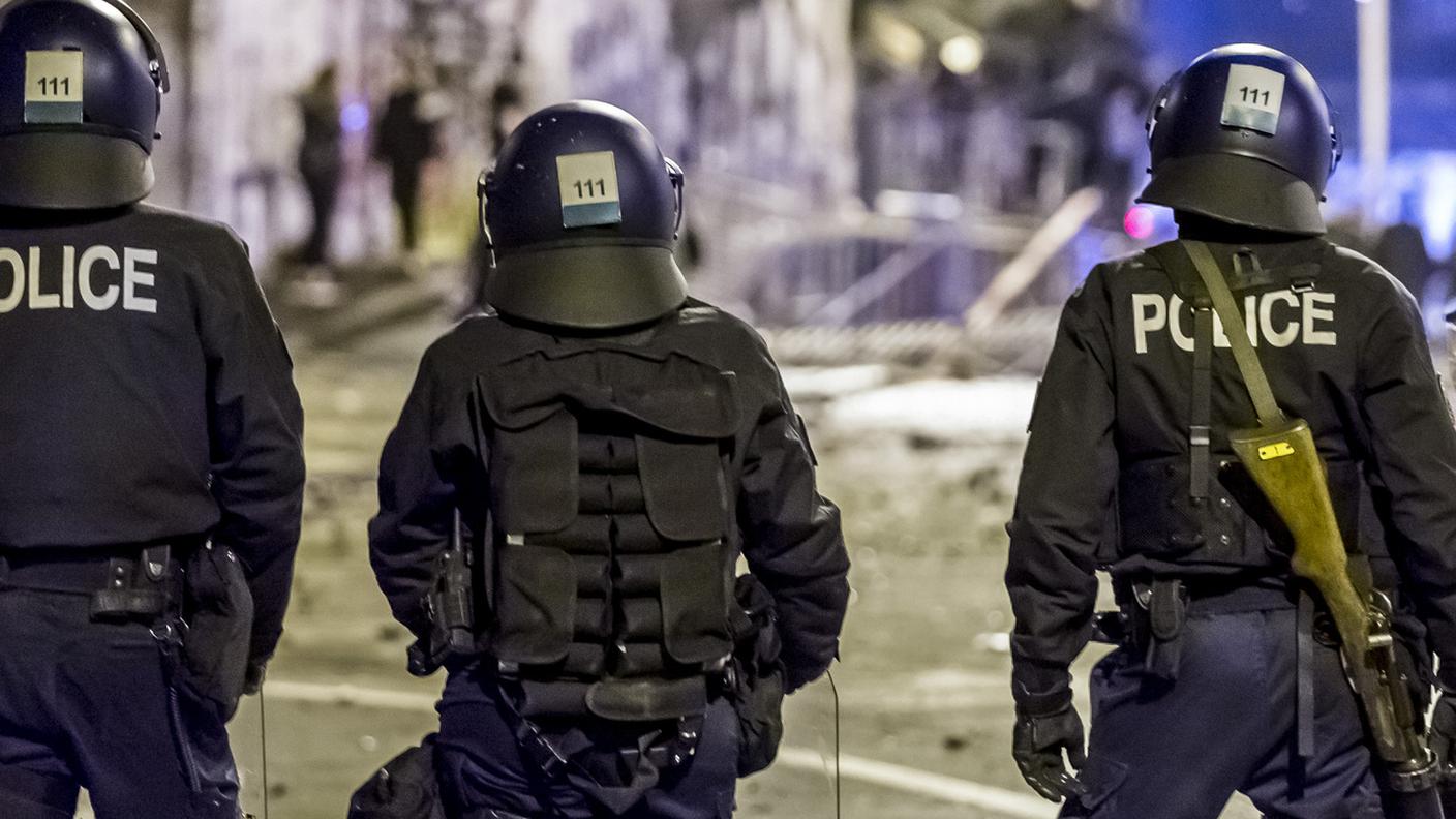 Presi di mira anche gli agenti