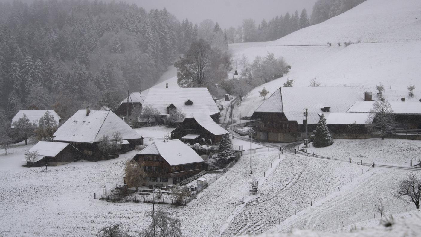 La neve ha imbiancato anche Affoltern im Emmental nel Canton Berna