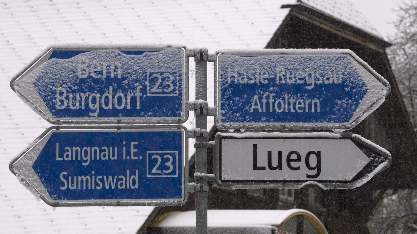 Neve anche sulle strade nel Canton Berna