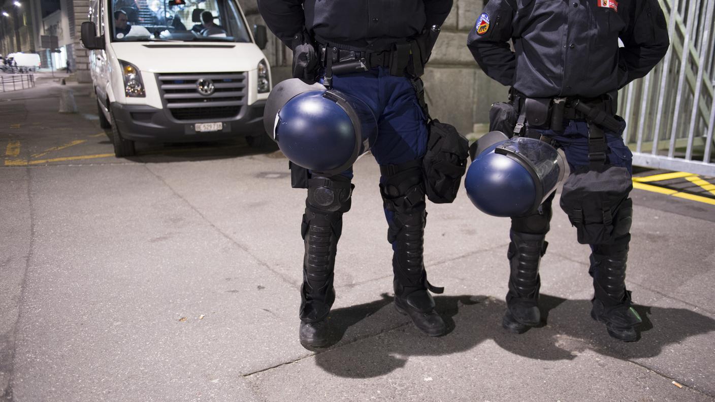 Giornate calde per la polizia di Berna.jpg