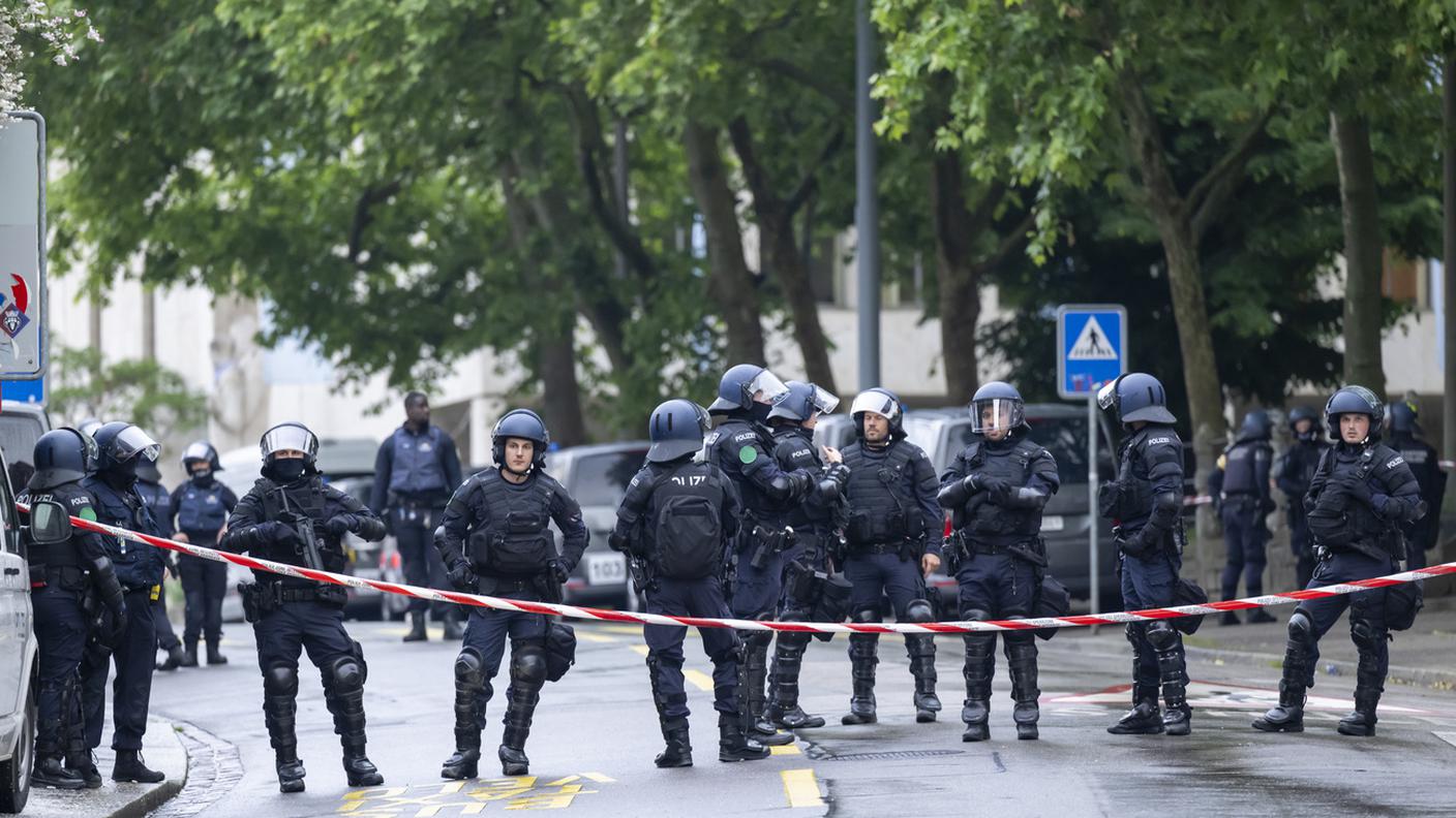 Gli agenti della polizia basilese in tenuta antisommossa