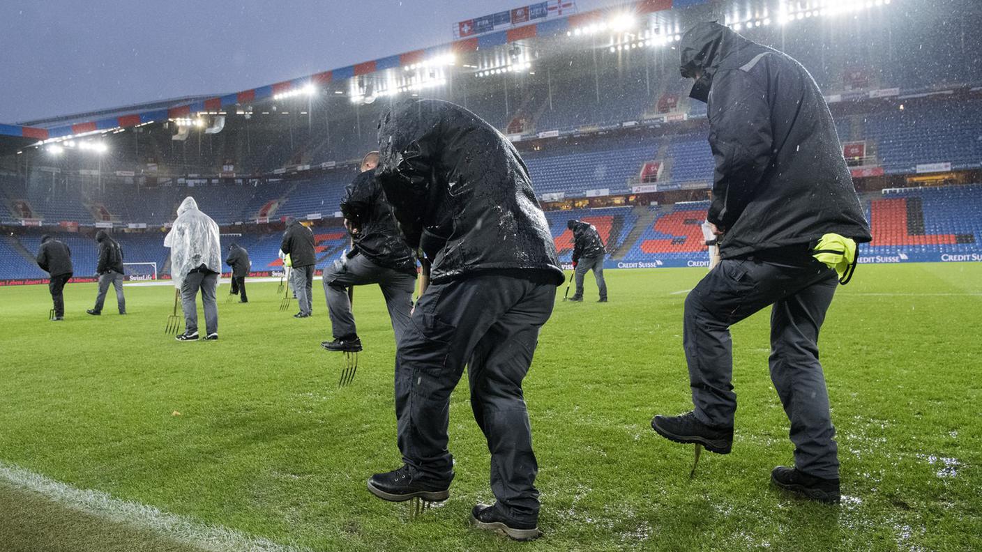 In discesa da nord la tempesta ha flagellato anche Basilea mettendo in difficoltà gli addetti del St. Jakob-Park