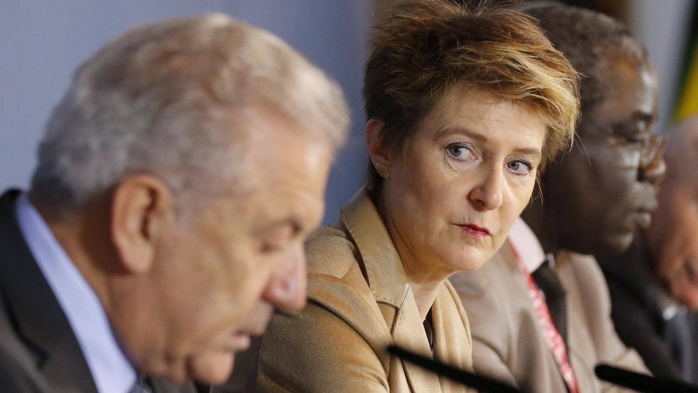 La ministra, durante la seduta odierna, insieme al commissario UE per la migrazione Dimitris Avramopoulos