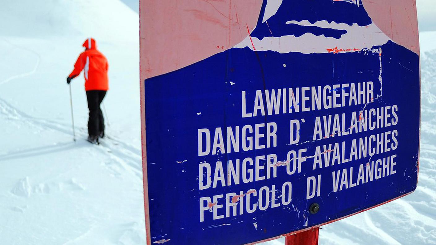 Pericolo con neve fresca e soffiata dal vento