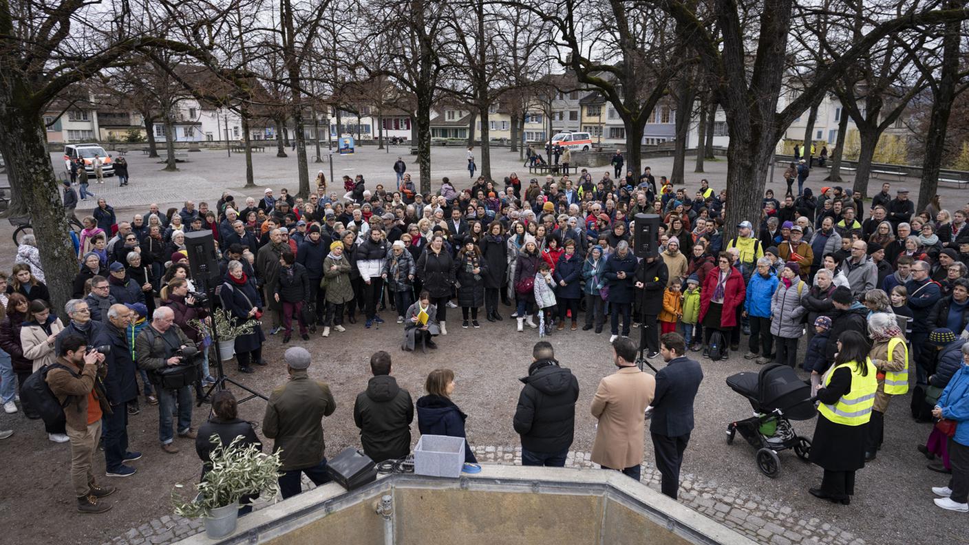 Persone di diverse fedi si sono riunite il 10 marzo 2024 a Zurigo per mostrare solidarietà alla vittima dell'attacco antisemita del 2 marzo