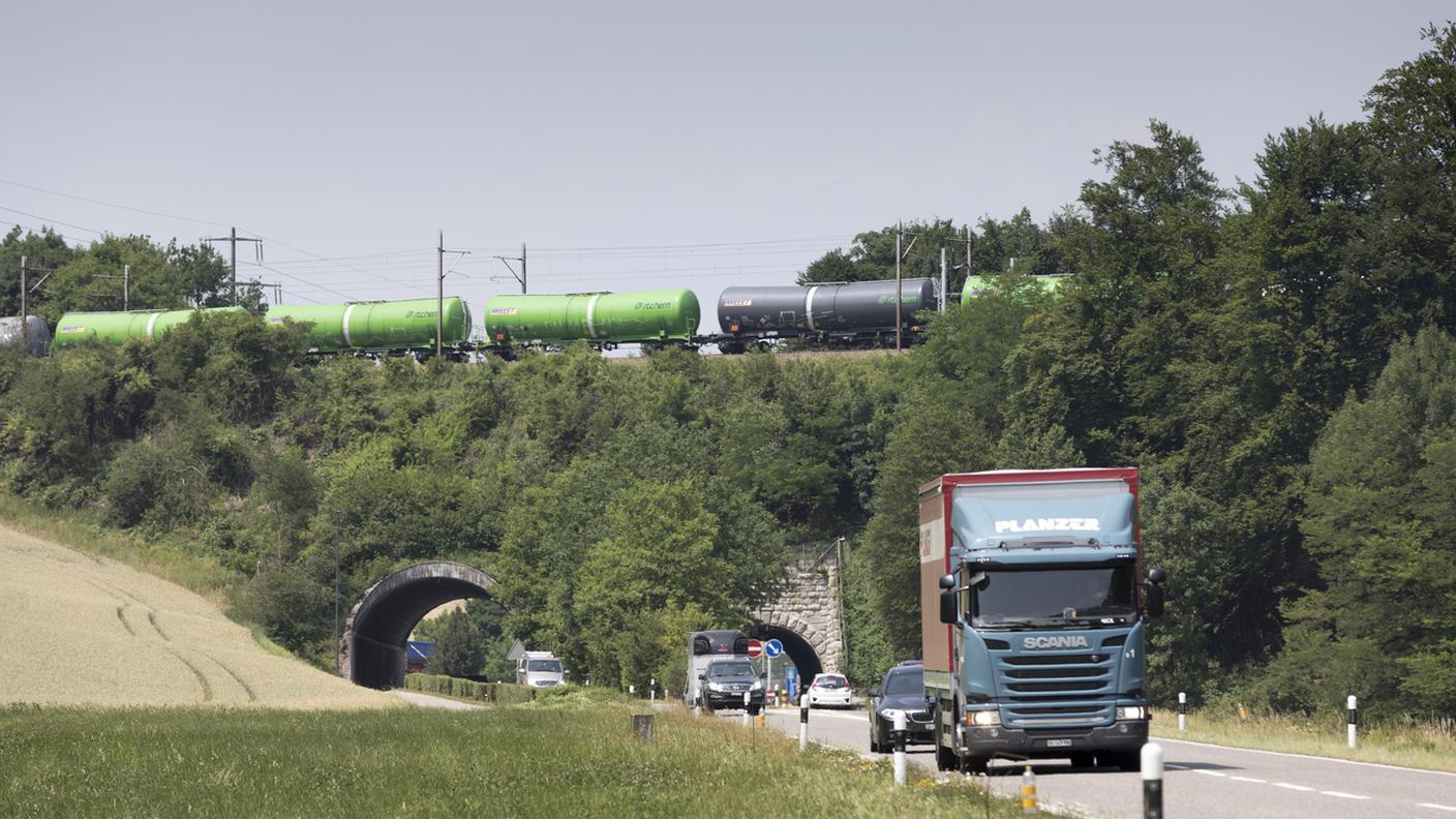 La strada vince sempre e ancora, ma il divario si riduce