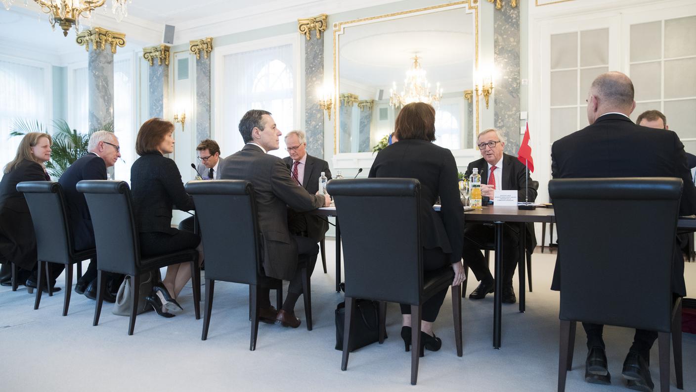 Membri del Governo e dell'amministrazione federale al tavolo col presidente della Commissione europea