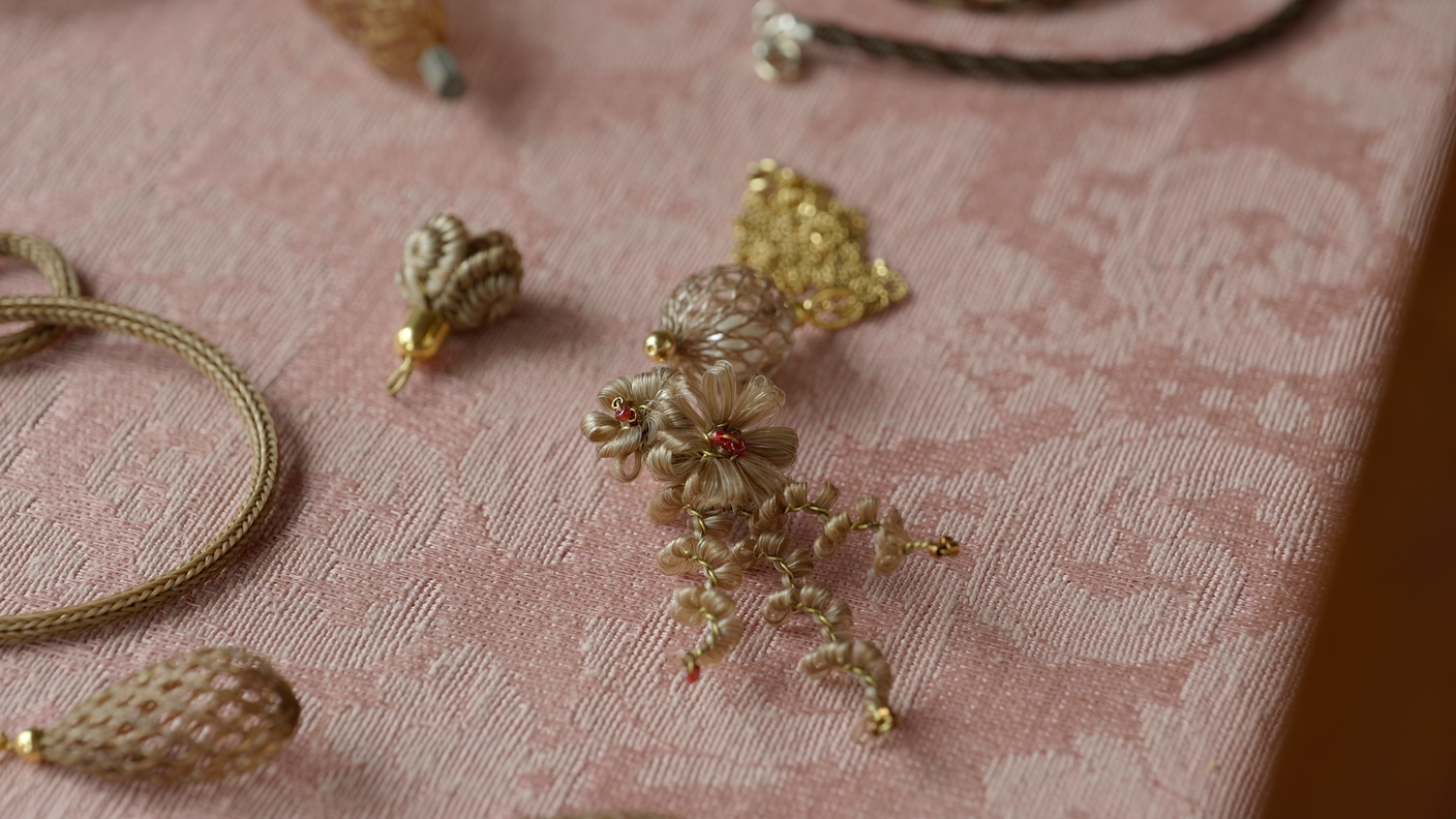 gioielli fatti di capelli umani