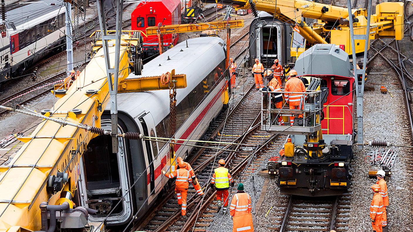 Stazione FFS di Basilea, durante i lavori di rimozione dei vagoni deragliati mercoledì