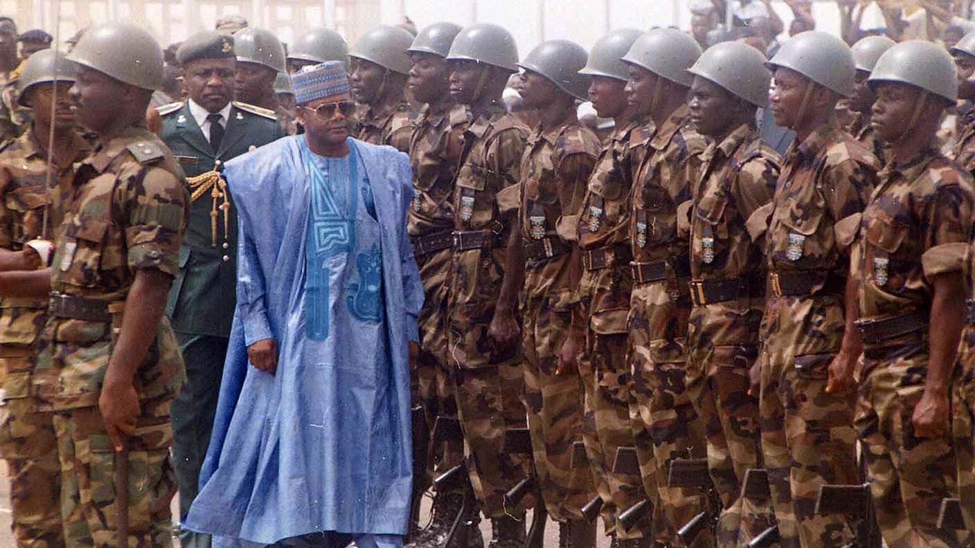 L'ex dittatore nigeriano Sani Abacha in una foto scattata in Sierra Leone nel 1998