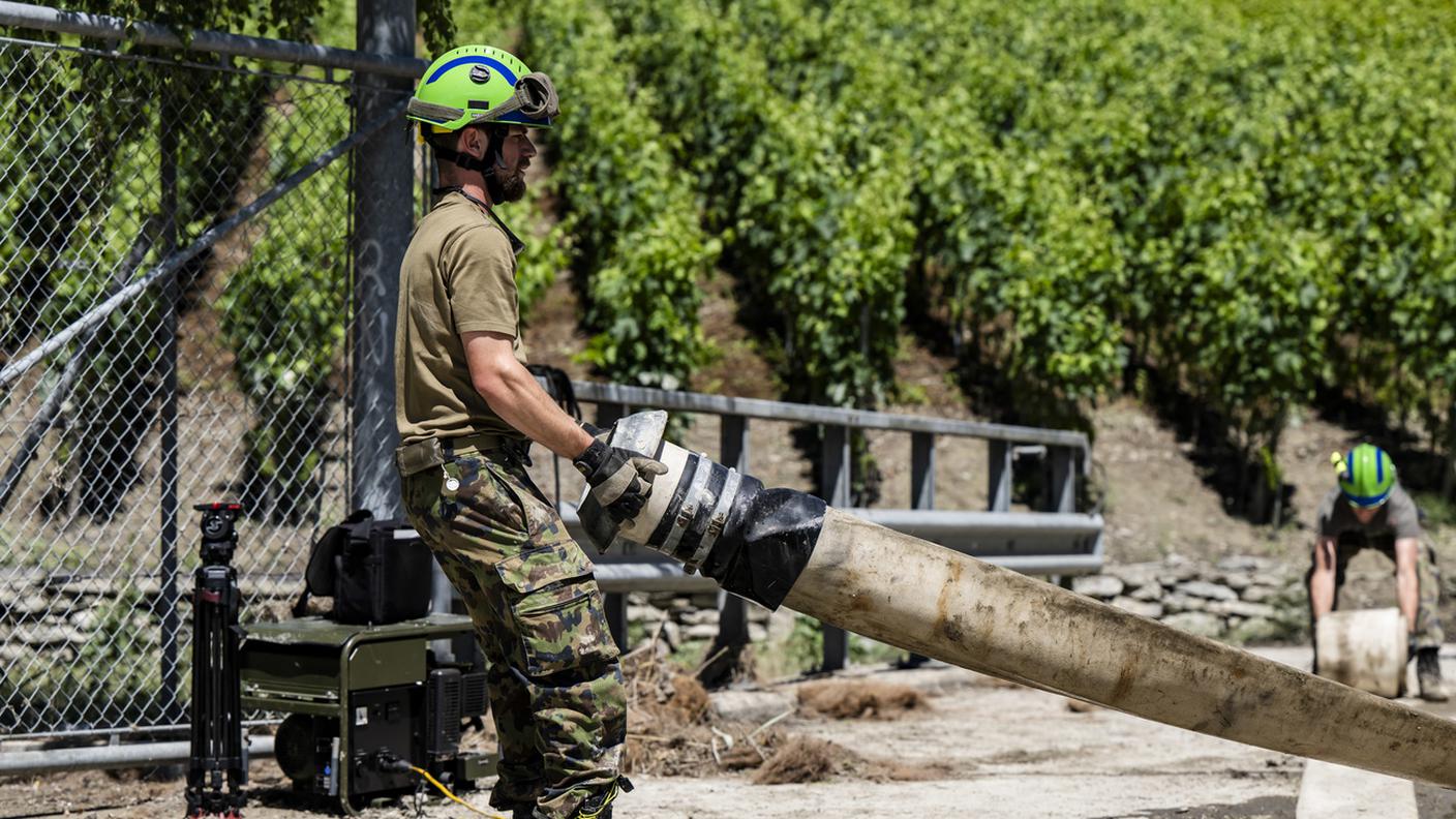 Anche l'esercito è sceso in campo per pompare acqua dai luoghi più colpiti.jpg