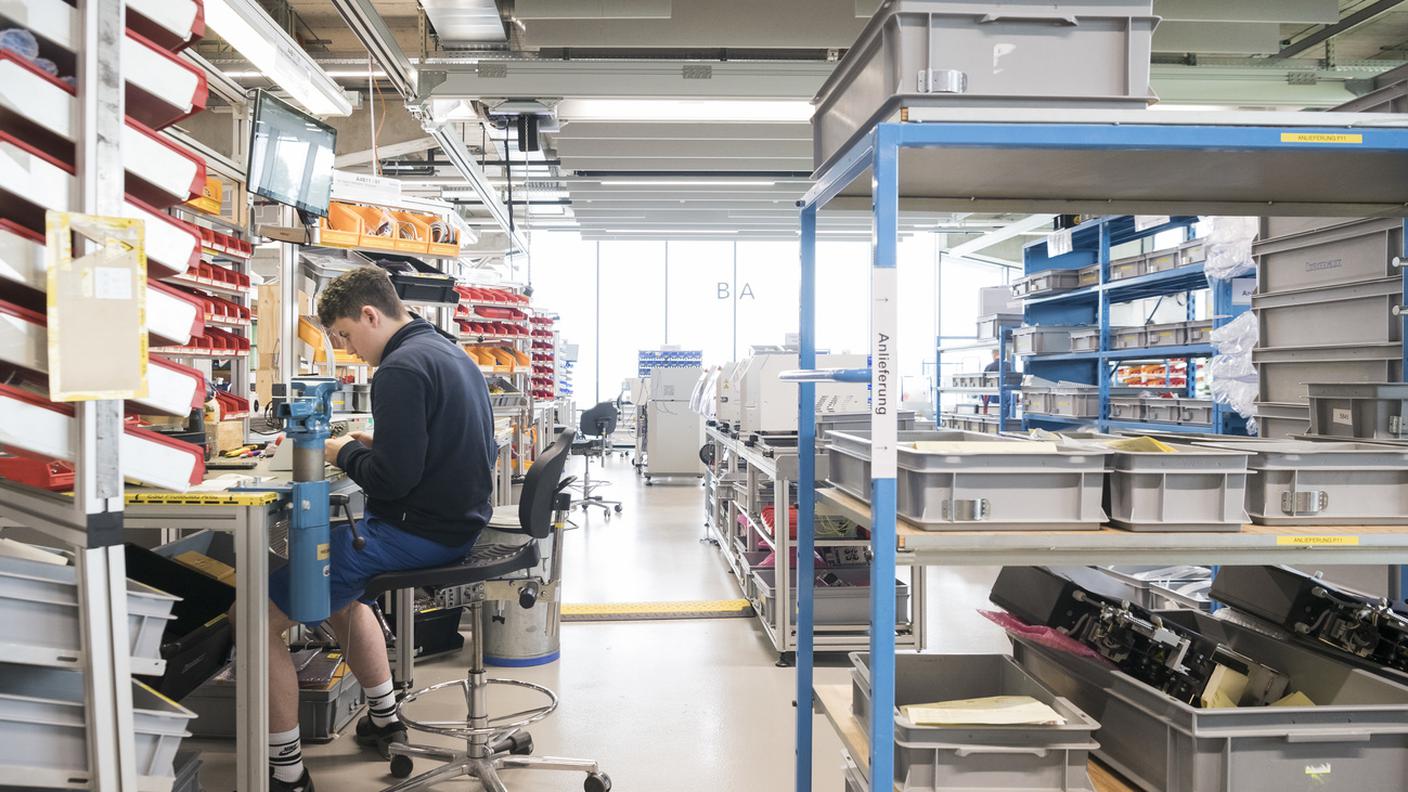 Un giovane apprendista al lavoro