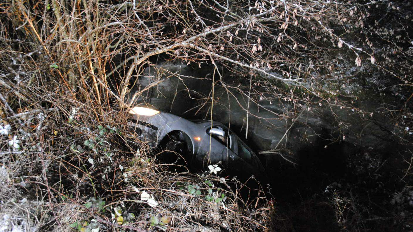 L'automobile scivolata nel letto di un torrente nei pressi di Sciaffusa