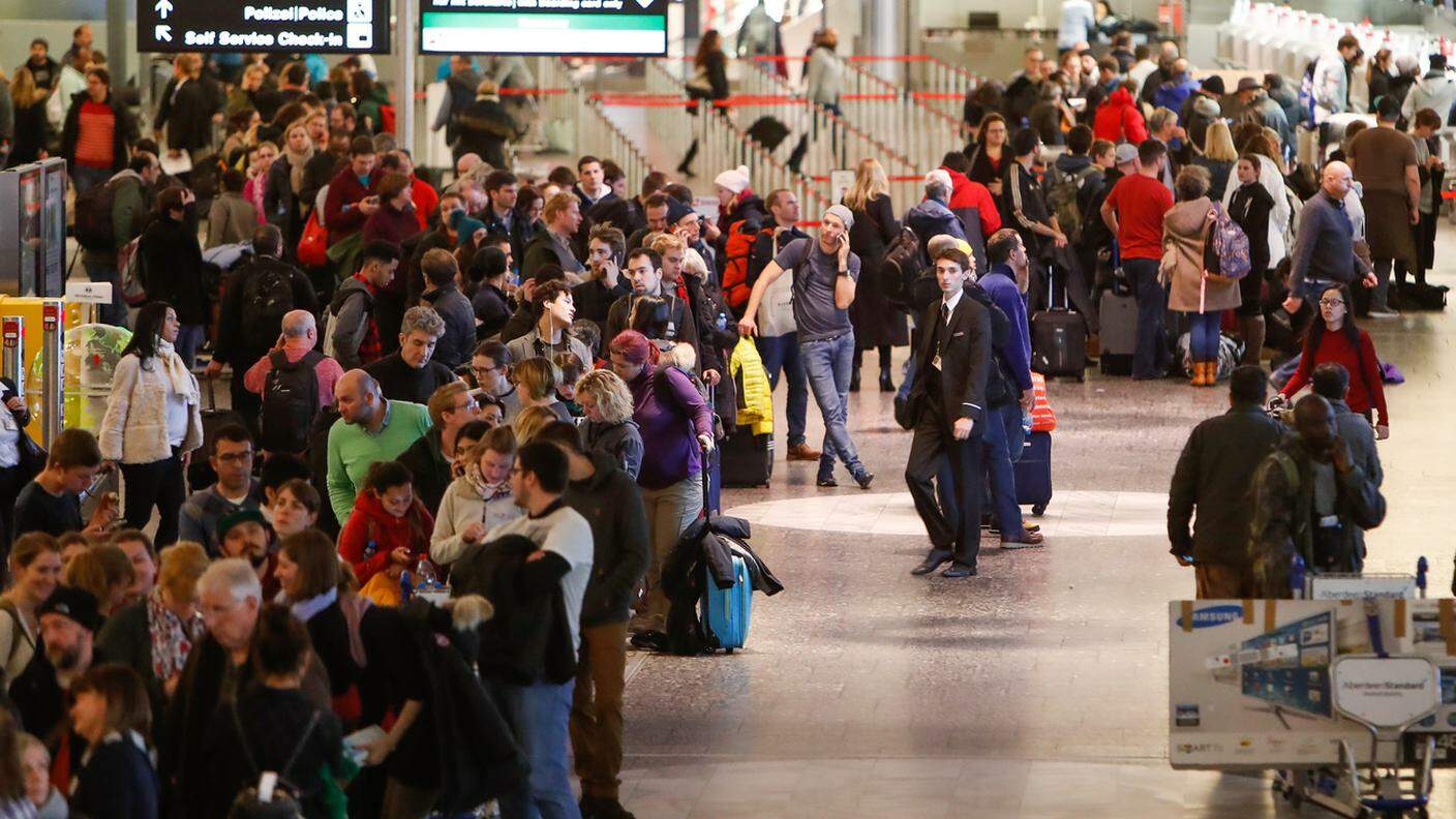 Migliaia di passeggeri bloccati a Zurigo