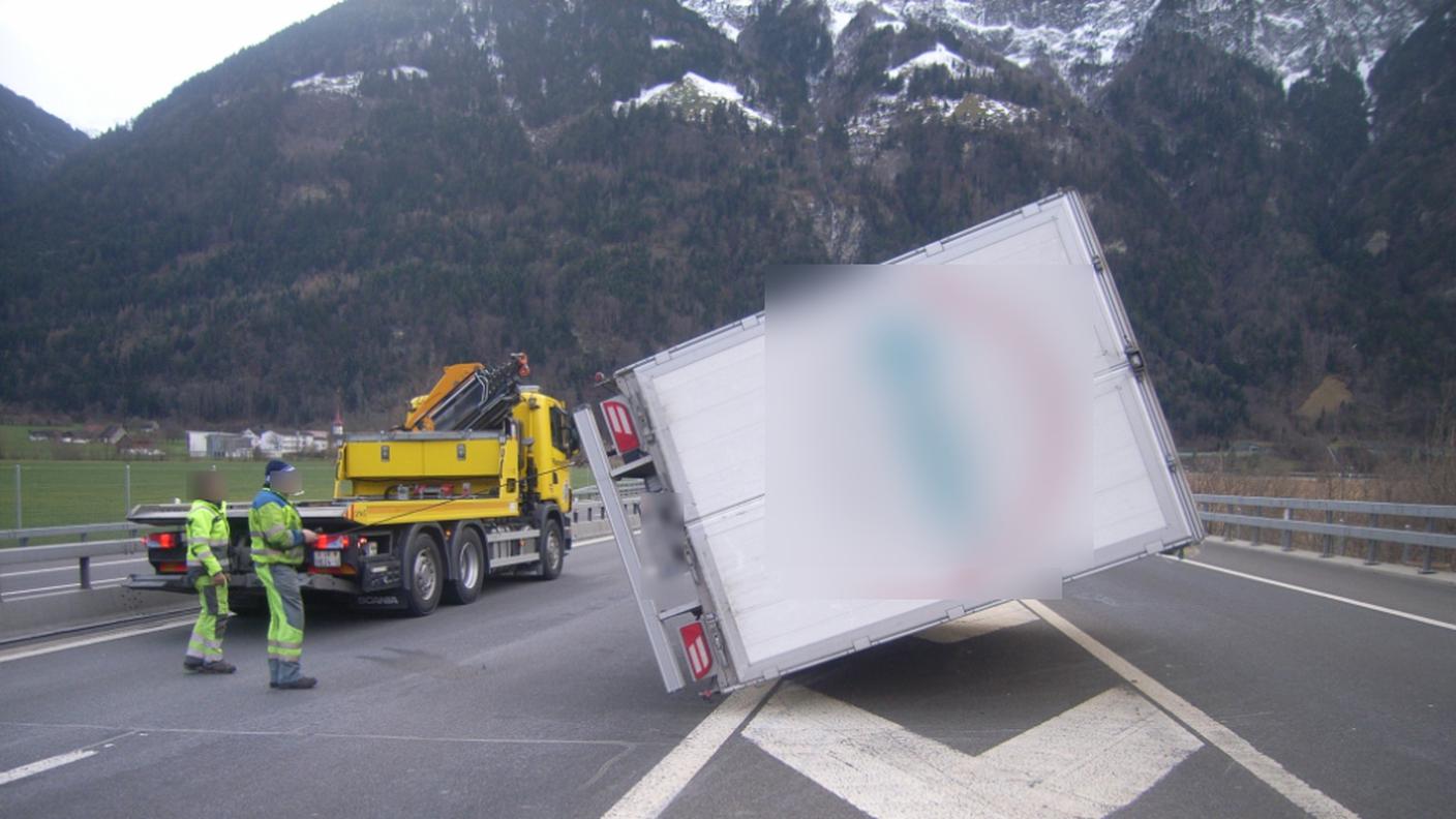 Il semirimorchio rovesciato dal vento nel canton Uri lunedì