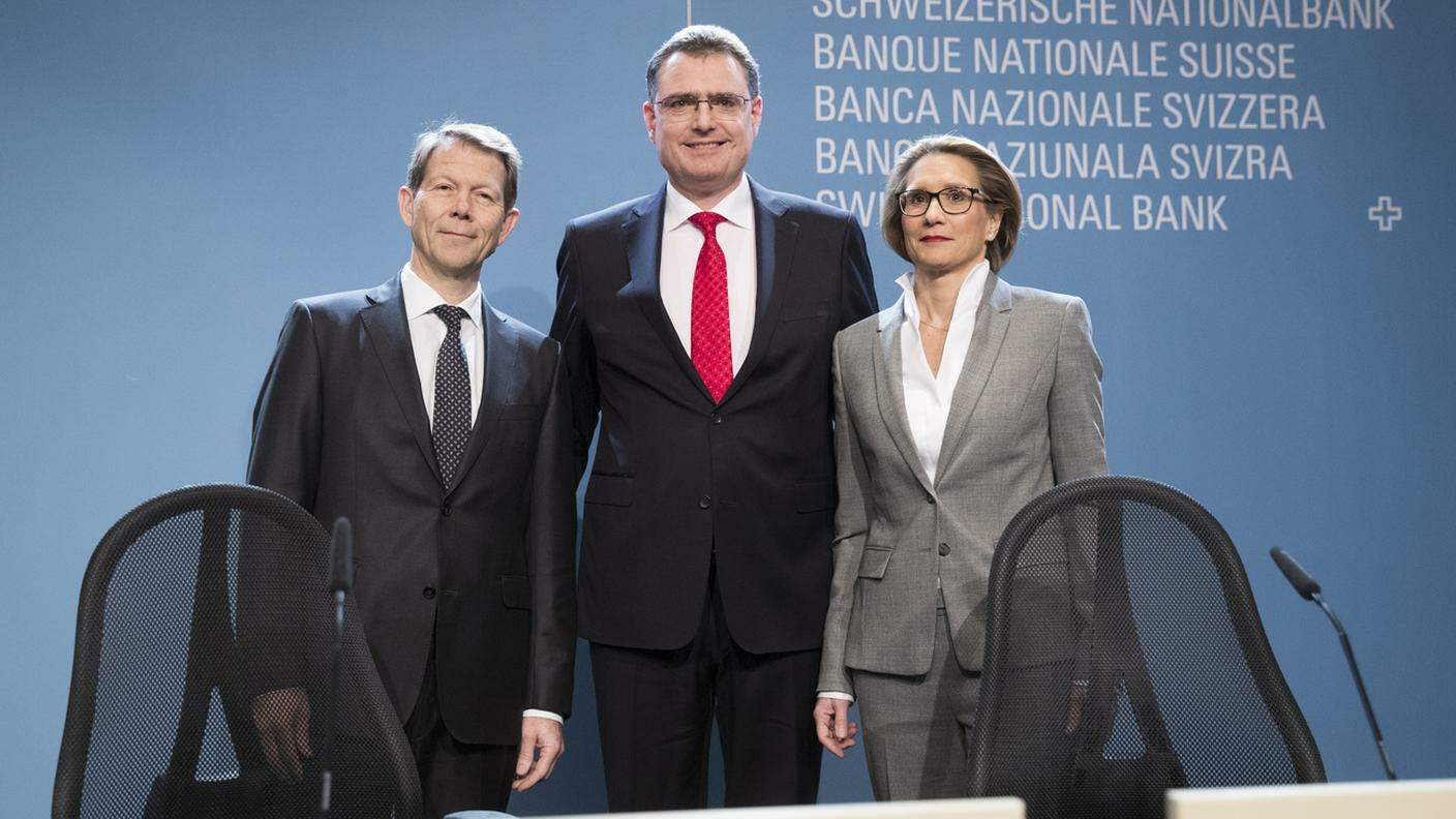 Fritz Zurbrügg, il presidente Thomas Jordan e Andrea Mächler in posa prima della conferenza stampa di bilancio