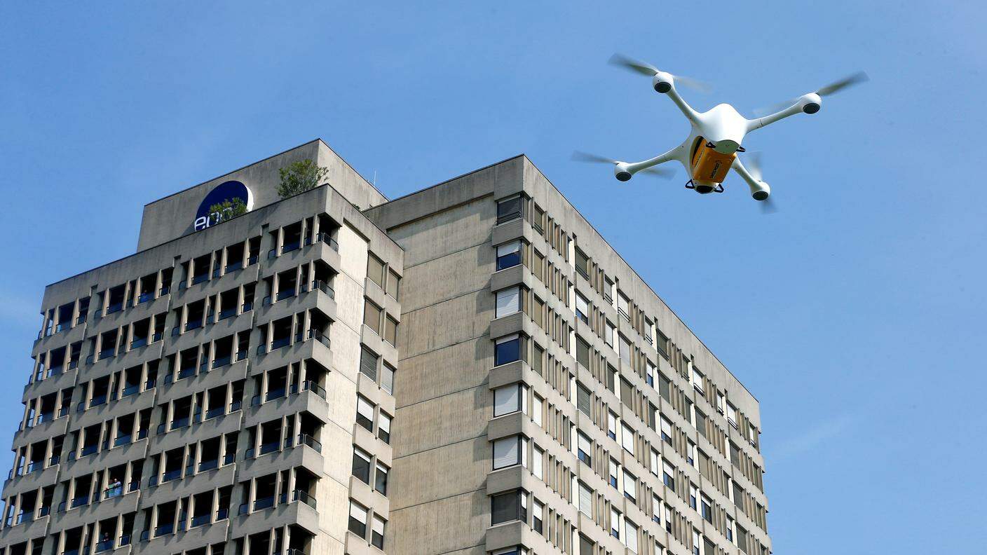 Un drone in volo nei pressi dell'Ospedale Civico di Lugano