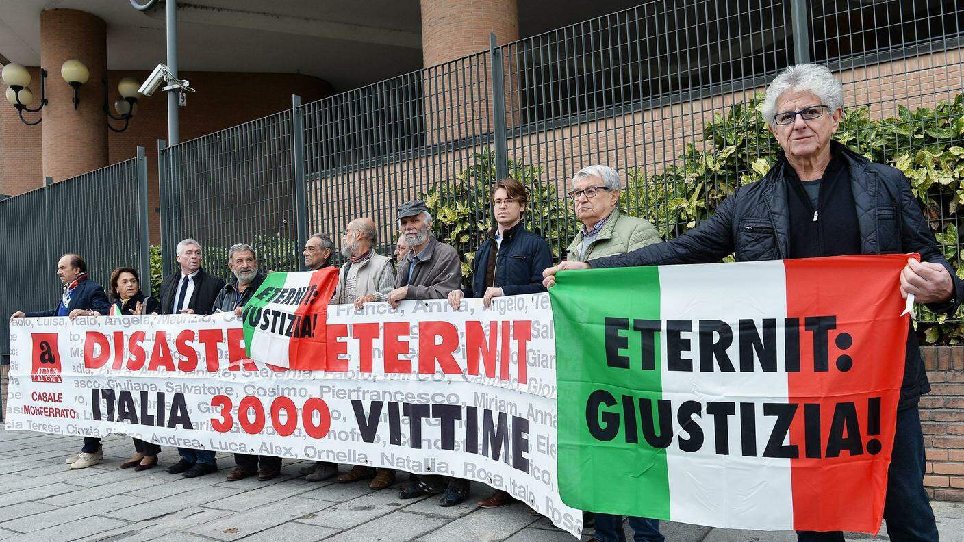 Una protesta delle associazioni che tutelano le vittime dell'amianto