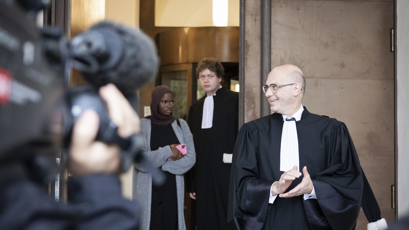 Philippe Currat, avvocato svizzero di Sonko, parla con i media dopo la condanna dell'ex ministro dell'interno del Gambia (maggio 2024)