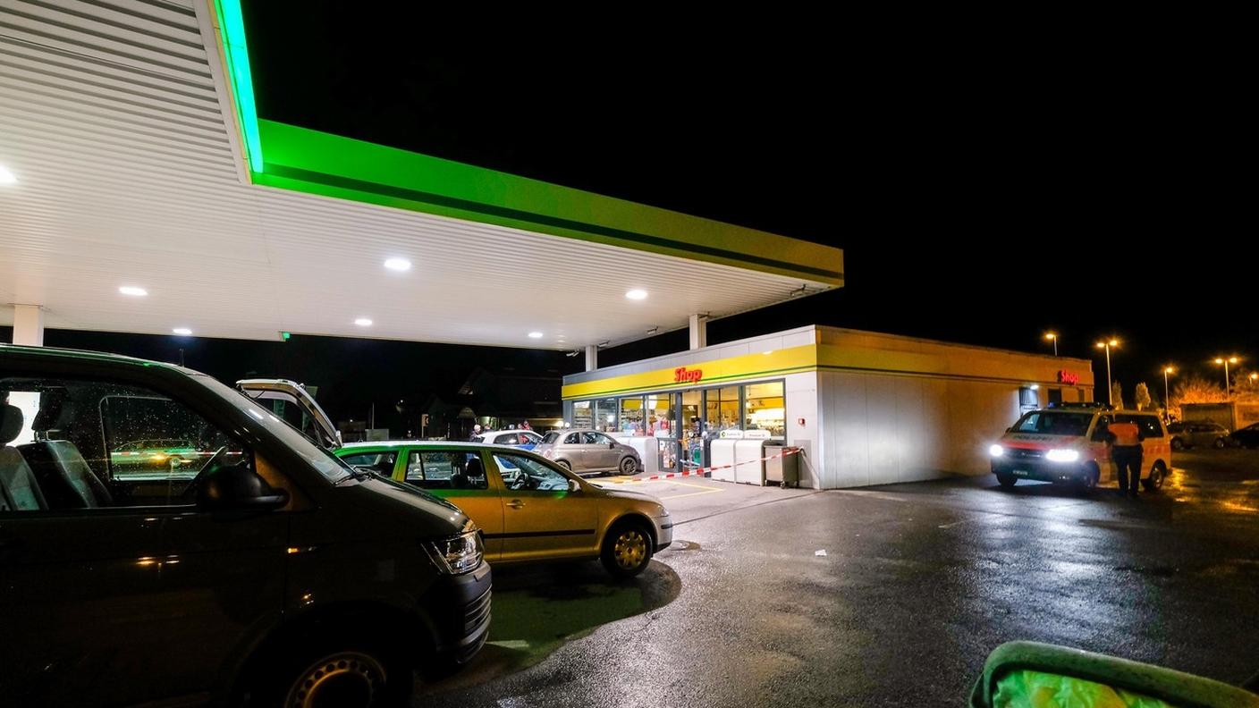 La stazione di servizio dove la polizia aprì il fuoco per bloccare il giovane