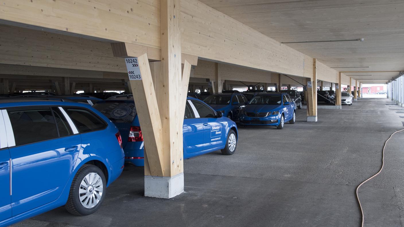 Le vetture ospitate nel rivoluzionario parcheggio in legno costruito a Studen