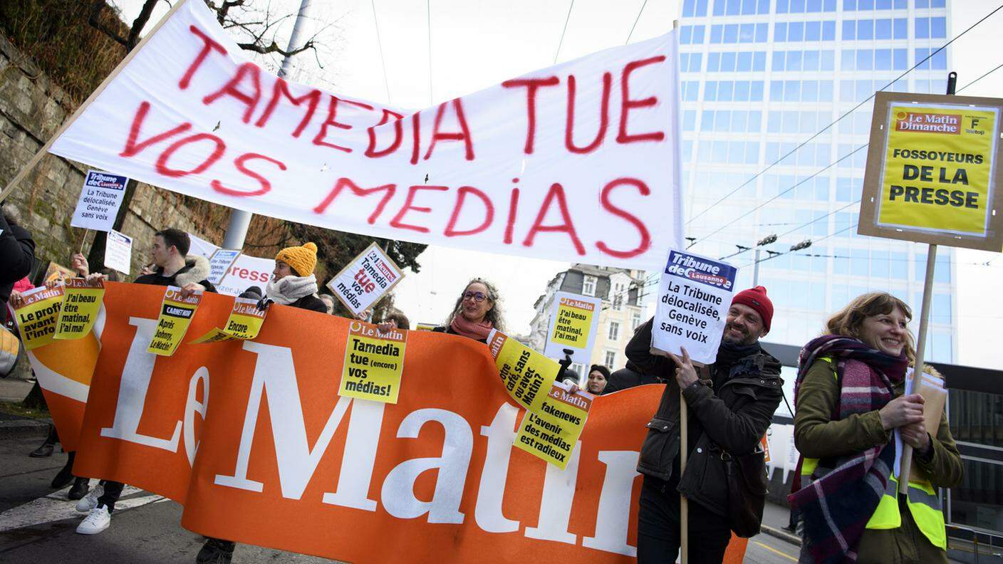 La protesta dei dipendenti dei giornali romandi di Tamedia venerdì a Losanna