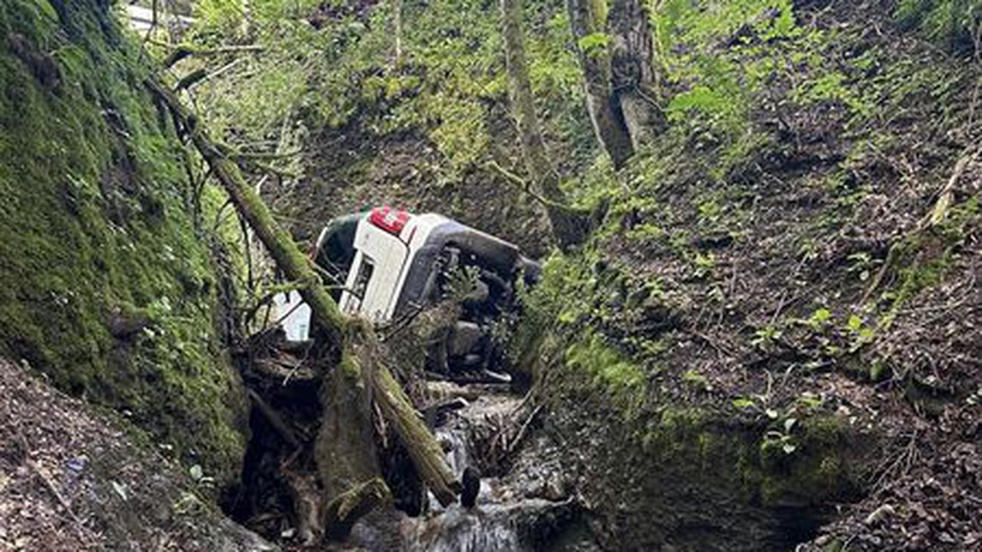 L'auto finita in una scarpata in Appenzello Esterno con a bordo un bambino di tre anni