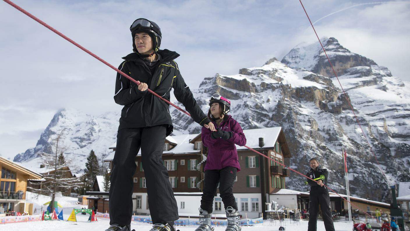 Turisti cinesi sulle nevi elvetiche: i loro pernottamenti in Svizzera sono aumentati del 50% negli ultimi 5 anni