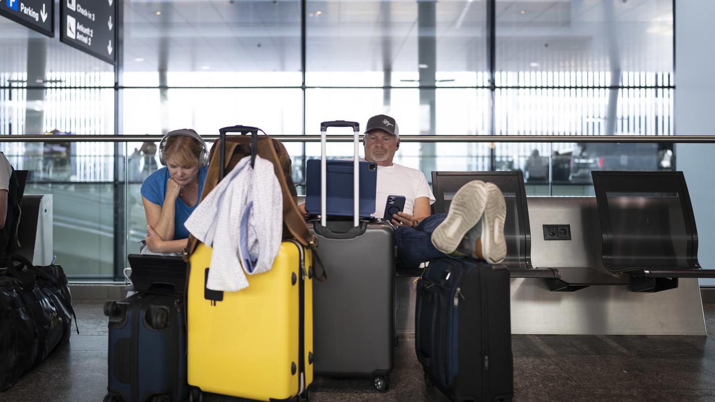 Passeggeri a terra all'aeroporto di Zurigo.jpg