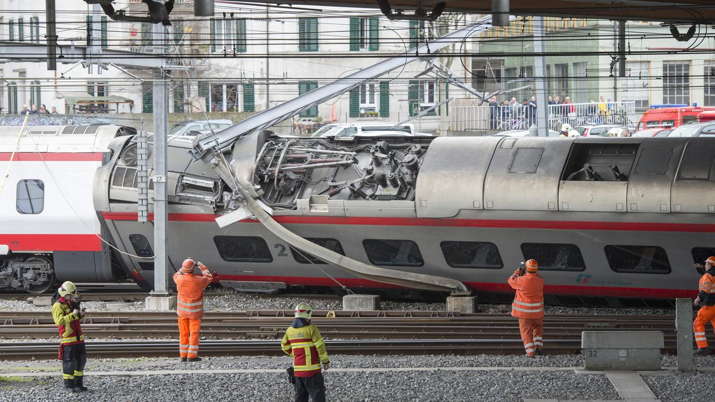 22 marzo: un treno deraglia alla stazione di Lucerna. Bilancio di 6 feriti. Il traffico è ripreso solo il mattino del 27.