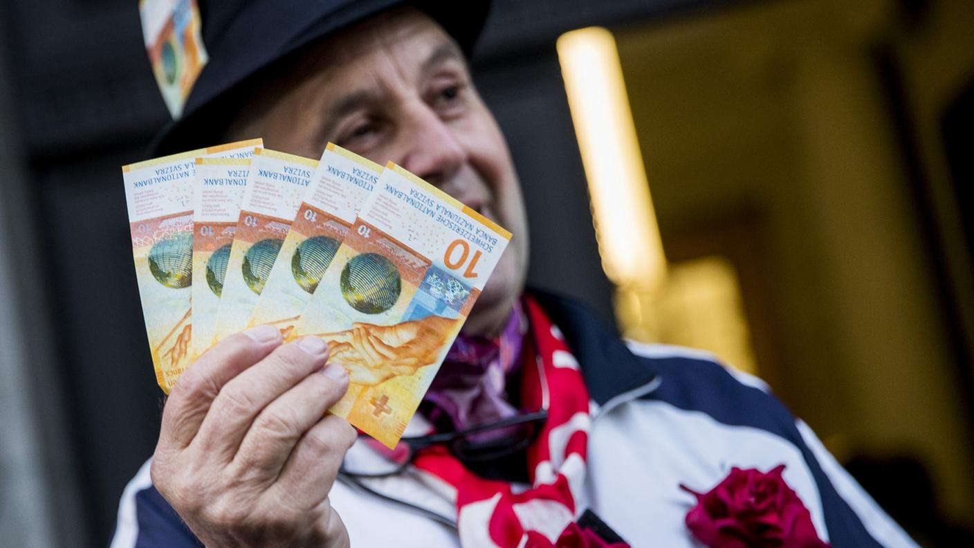 I collezionisti sono i primi ad accaparrarseli: il 17 maggio vengono messi in circolazione i nuovi 20 franchi, il 18 ottobre tocca alla banconota da 10