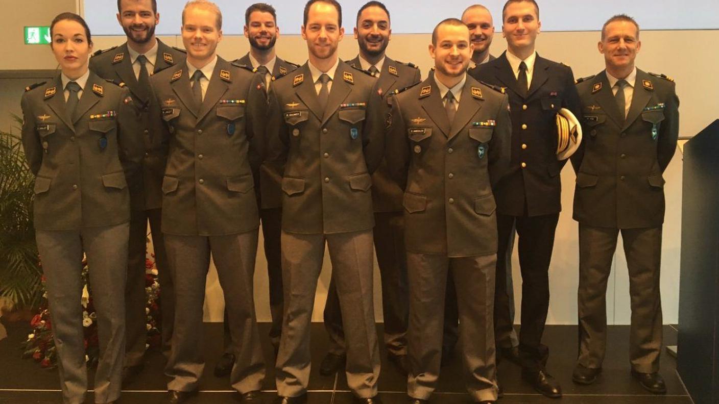 La Classe piloti 11. Otto diplomati: 5 saranno ai comandi di elicotteri, 3 di jet da combattimento