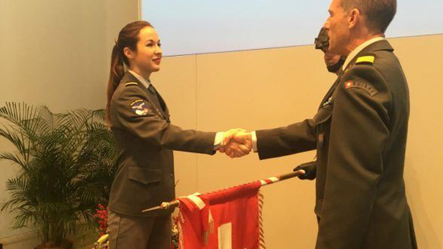 Il comandante Mario Thöni si congratula con la neo pilota militare
