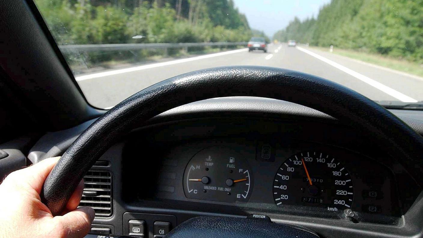 Non rispettava i limiti e riprendeva con il telefonino