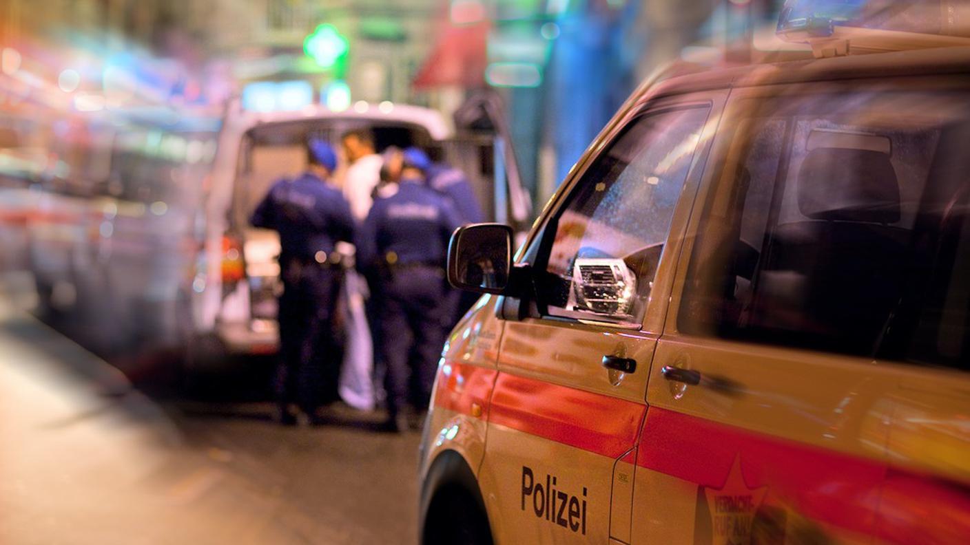 Entrambe sono state ricoverate: una aveva segni di arma da fuoco