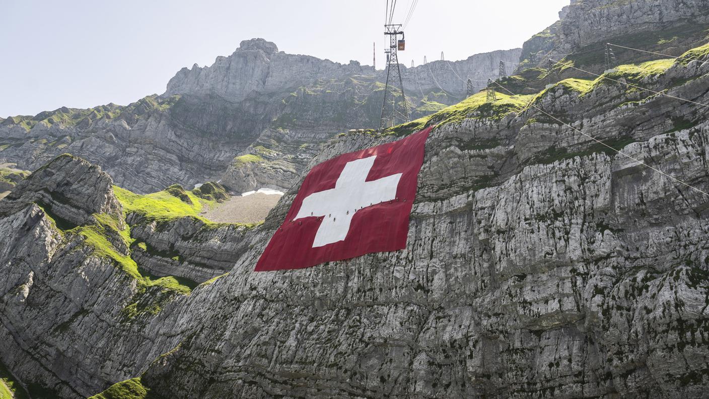 La bandiera svizzera sul Säntis
