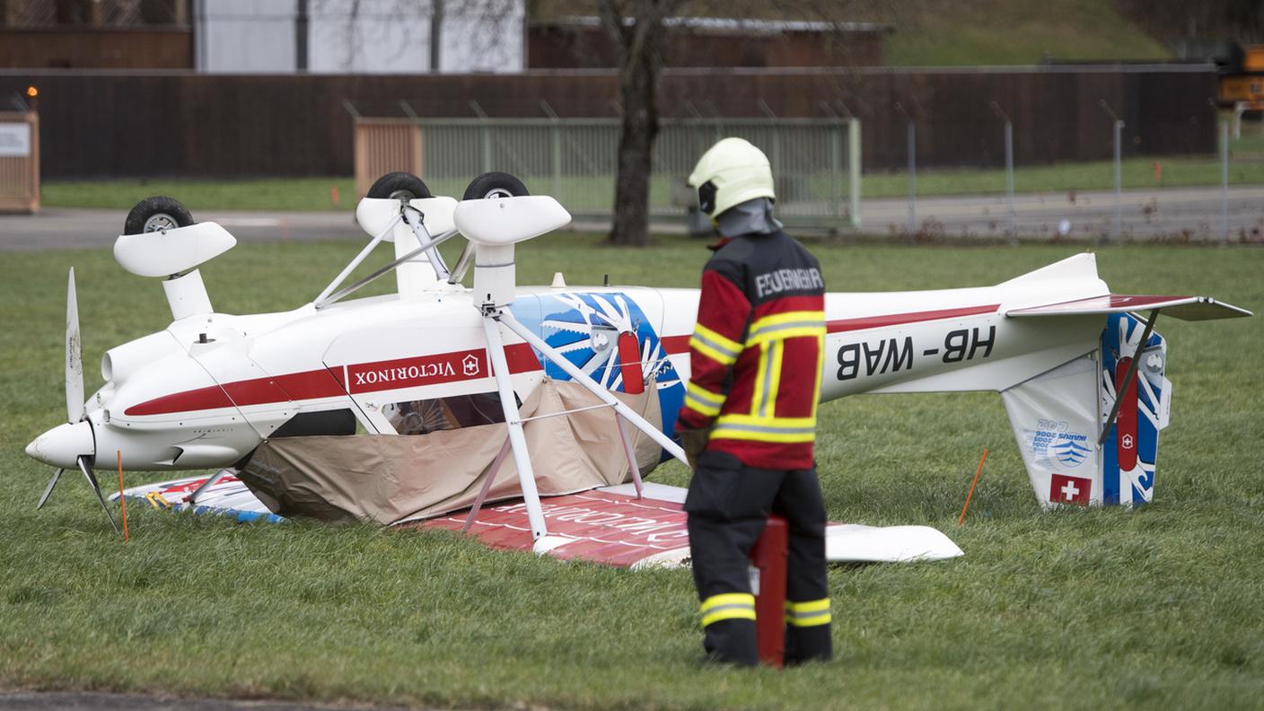 Un piccolo aereo ribaltato dalla forza del vento a Buochs