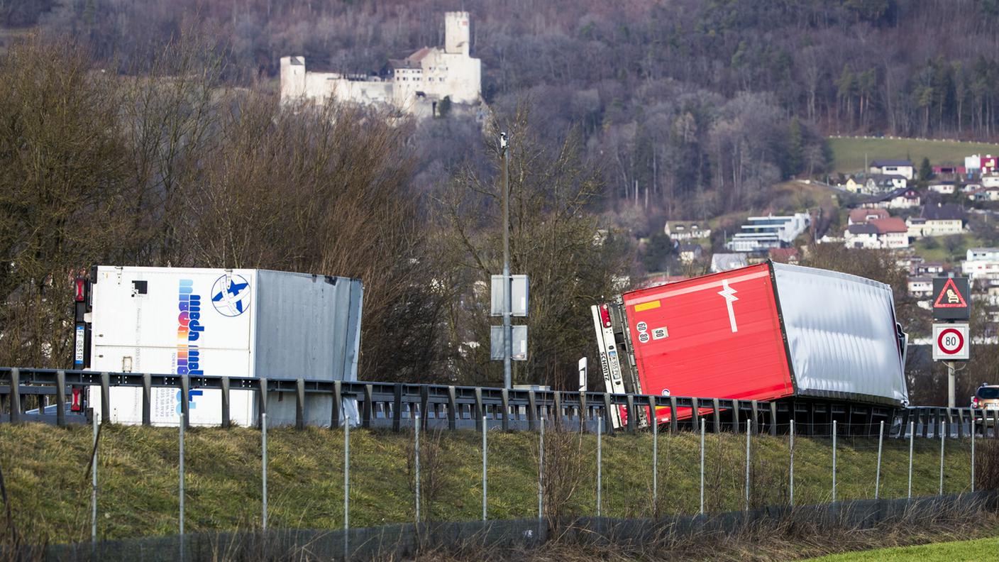 Camion rilbaltati dal vento sulla A1