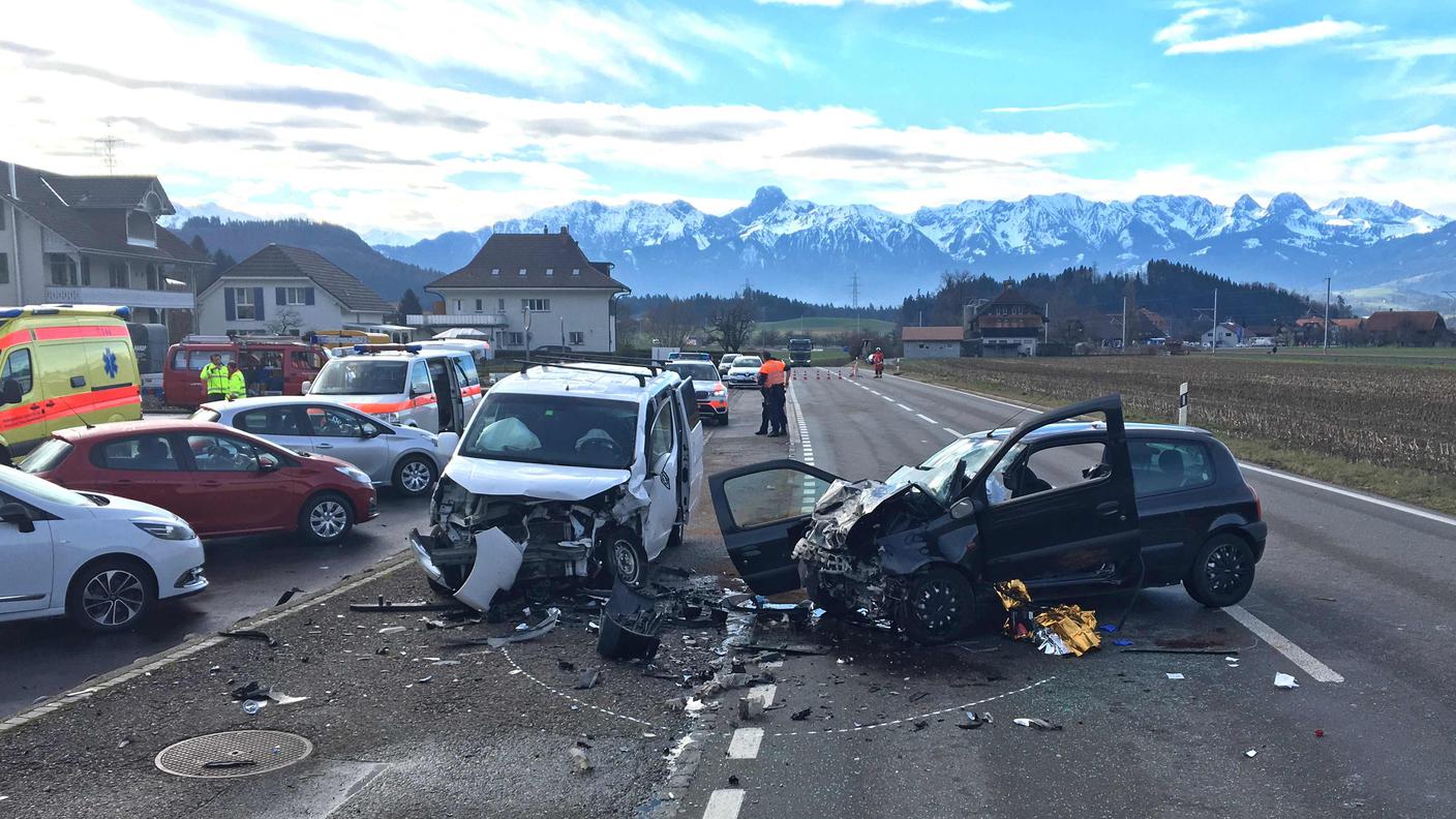 Le auto coinvolte nel violento scontro avvenuto venerdì a Oberdiessbach