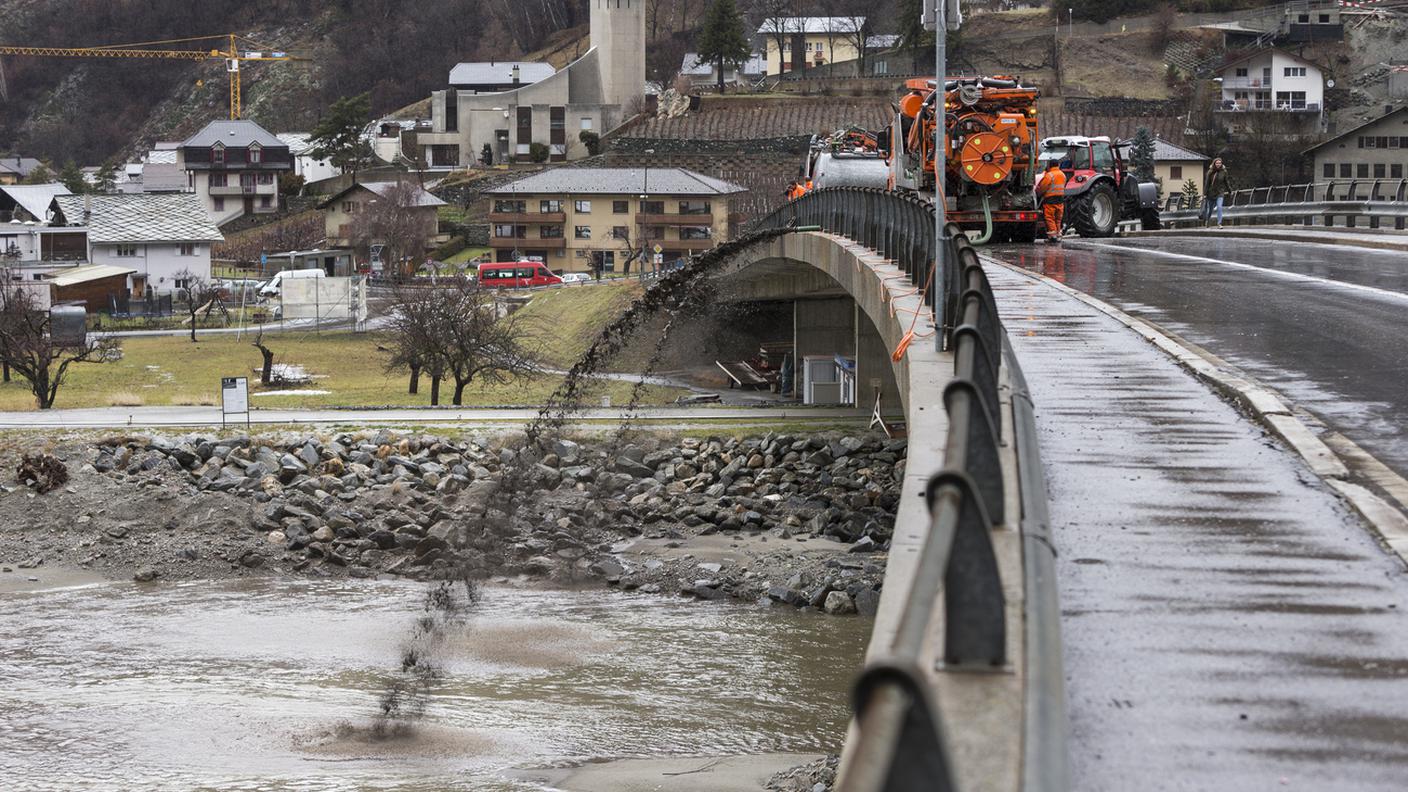 I pompieri scaricano nel Rodano parte del fango sceso a valle a Visp