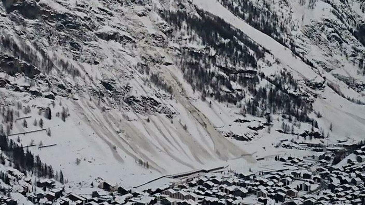 Le colate di neve sui pendii di Zermatt