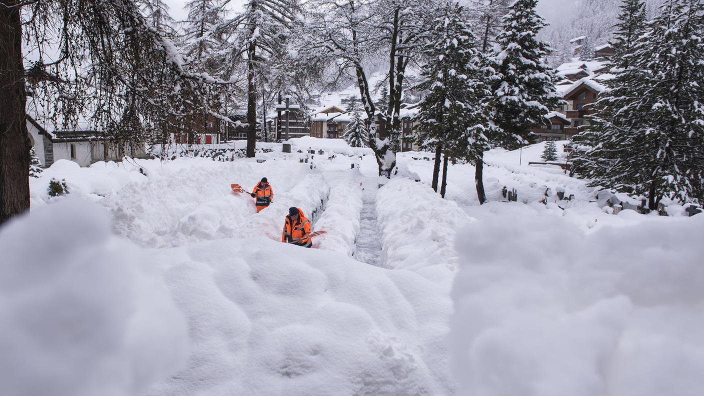 Sommersa dalla neve: martedì si è continuato a spalare