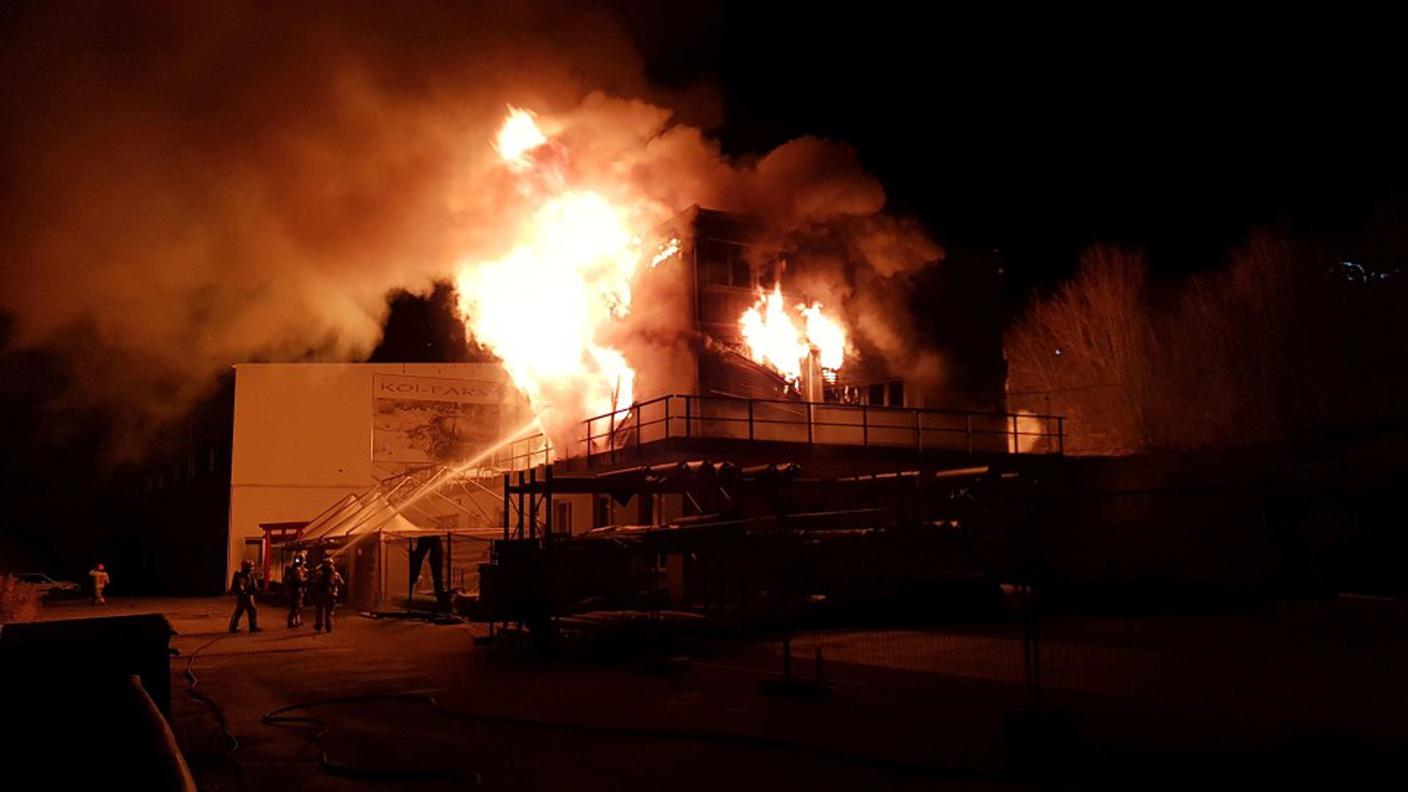 Lo stabile in fiamme