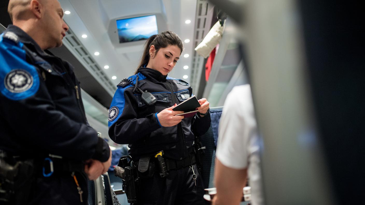 Il treno resta il mezzo più usato per varcare il confine