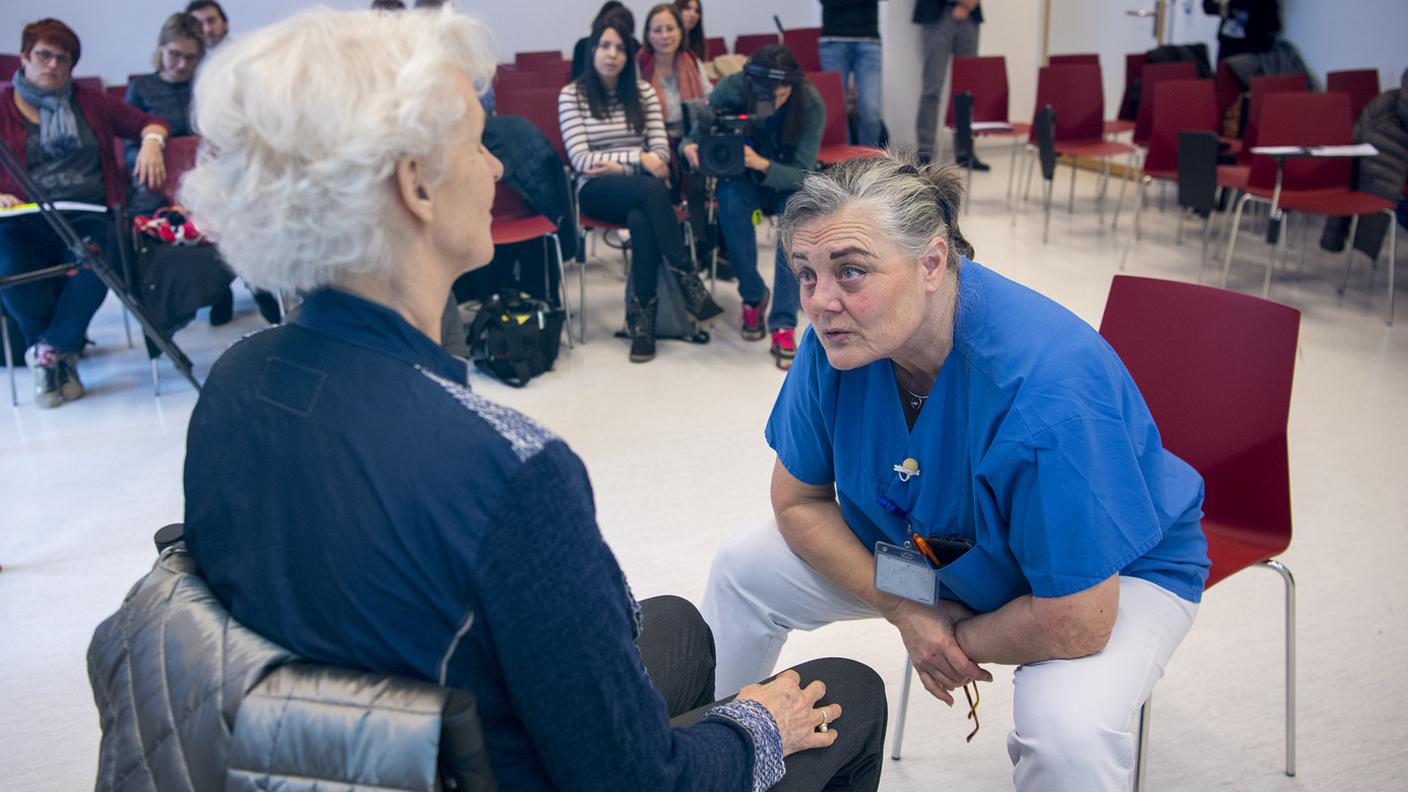 La dottoressa Adriana Wolff durante una dimostrazione a margine della conferenza stampa